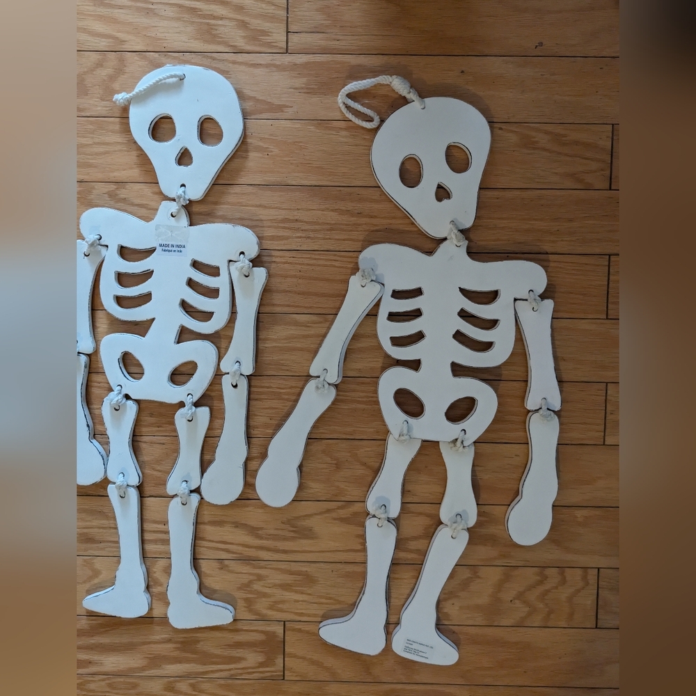 White Hanging Skeleton Decorations - Picture 5 of 6